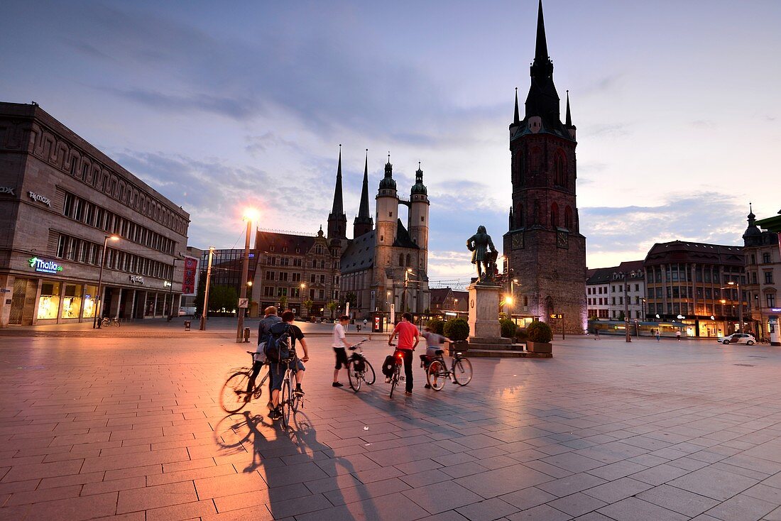 in the evening, market church with red tower on the market, cathedral, square, cyclists, tourists, Halle an der Saale, Saxony-Anhalt, Germany