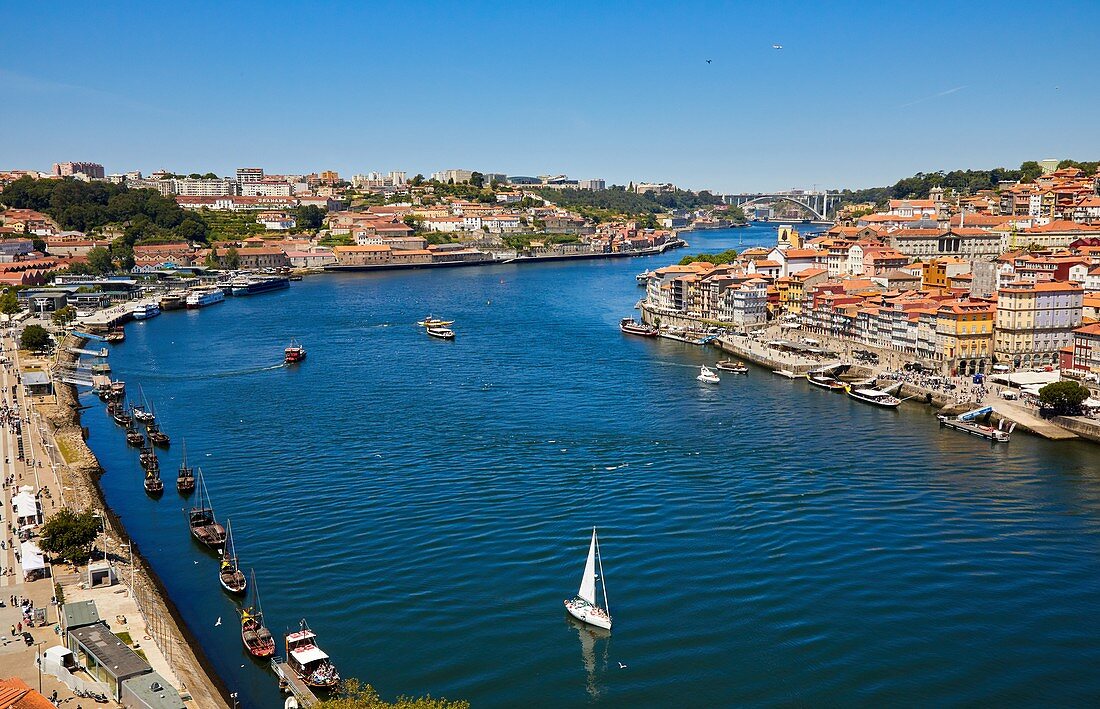 Fluss Douro, Blick von der Brücke Ponte Dom Luis I, Porto, Portugal
