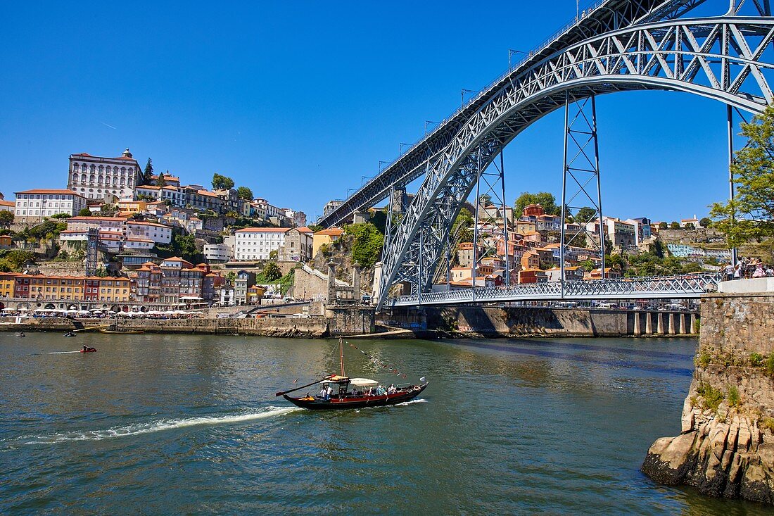 Touristenboot, Fluss Douro, Vila Nova de Gaia, Brücke Ponte Dom Luis I, Porto, Portugal