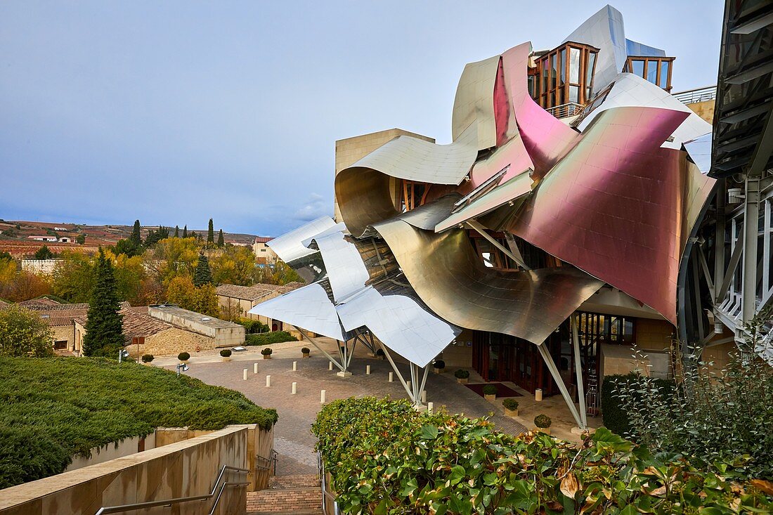 Die Stadt des Weins, Weingut Marques de Riscal, Gebäude von Frank O. Gehry, Elciego, Alava, Rioja Alavesa, Baskenland, Spanien, Europa