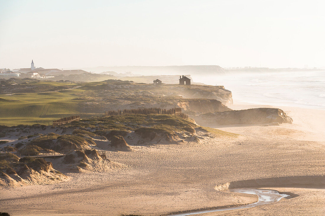 Sicht über Dünen und Strand "Praia d'El Rei im Abendlicht, Amoreira, Portugal