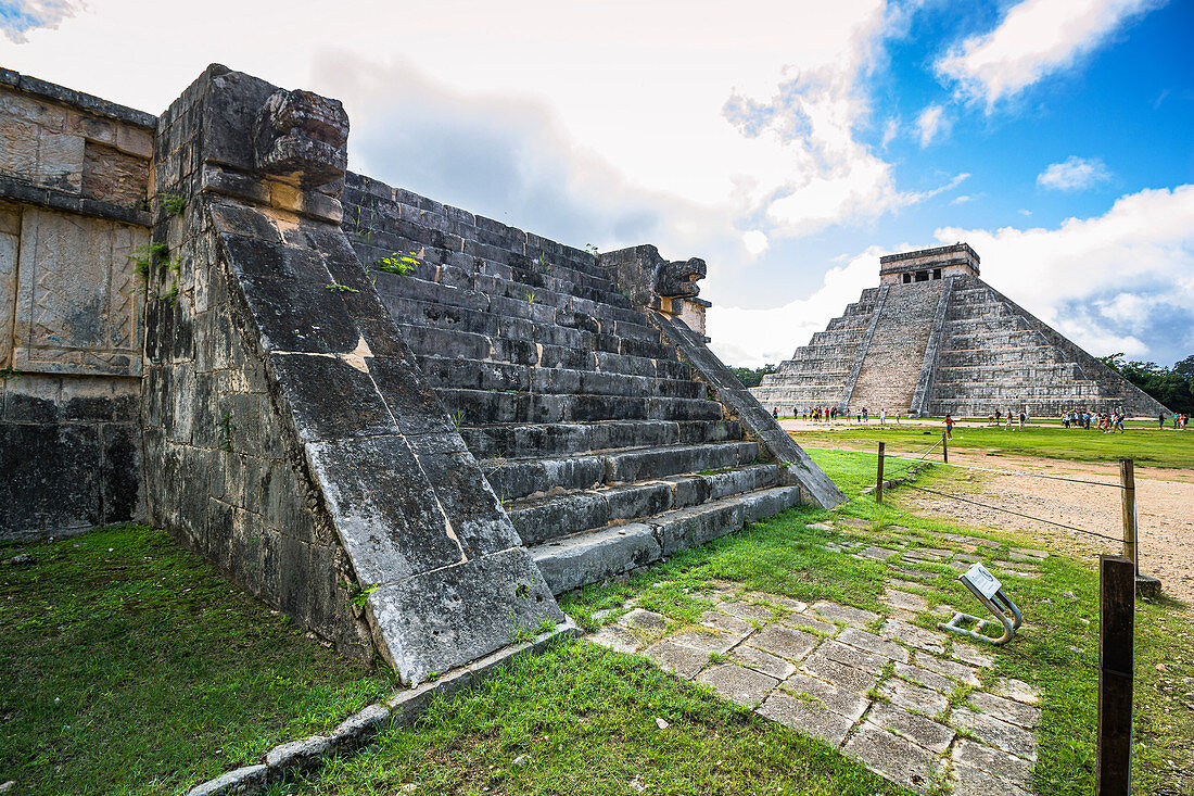 Pyramide des Kukulcan im Hintergrund - Größter Mayatempel auf dem Gelände von "Chichen Itza", Yucatan Halbinsel, Mexiko