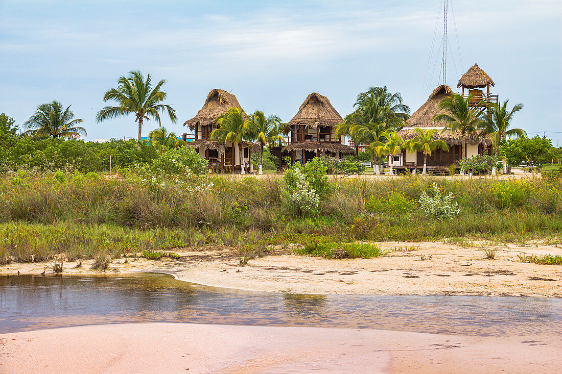 Strand von Isla Holbox mit Hütten im Hintergrund, Quintana Roo, Yucatan Halbinsel, Mexiko