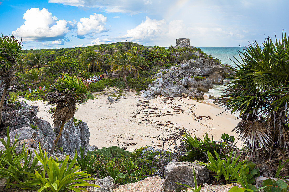 Ruinen an der Küste auf dem Gelände der Maya Stätten von Tulum, Quintana Roo, Yucatan Halbinsel, Mexiko