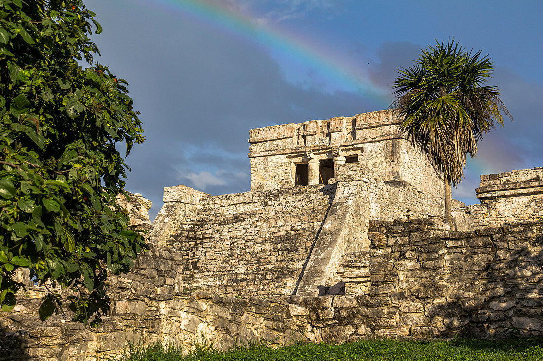 "El Castillo" - Alte Maya Stätte mit Regenbogen, Ruinen von Tulum, Quintana Roo, Yucatan Halbinsel, Mexiko