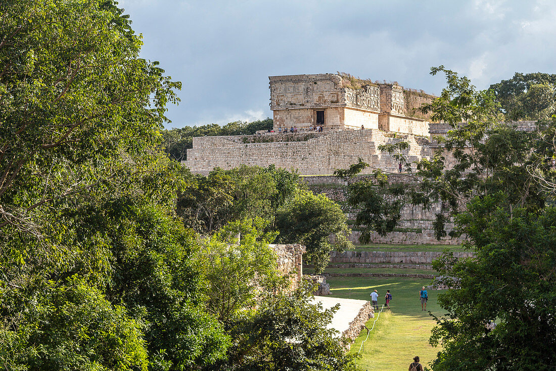 Antike Bauwerke auf dem Gelände der alten Maya Stadt Uxmal, Yucatan, Mexiko