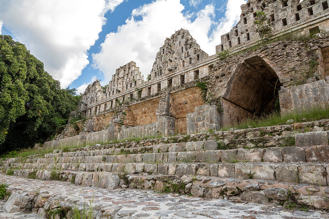 Antike Bauwerke auf dem Gelände der alten Maya Stadt Uxmal, Yucatan, Mexiko