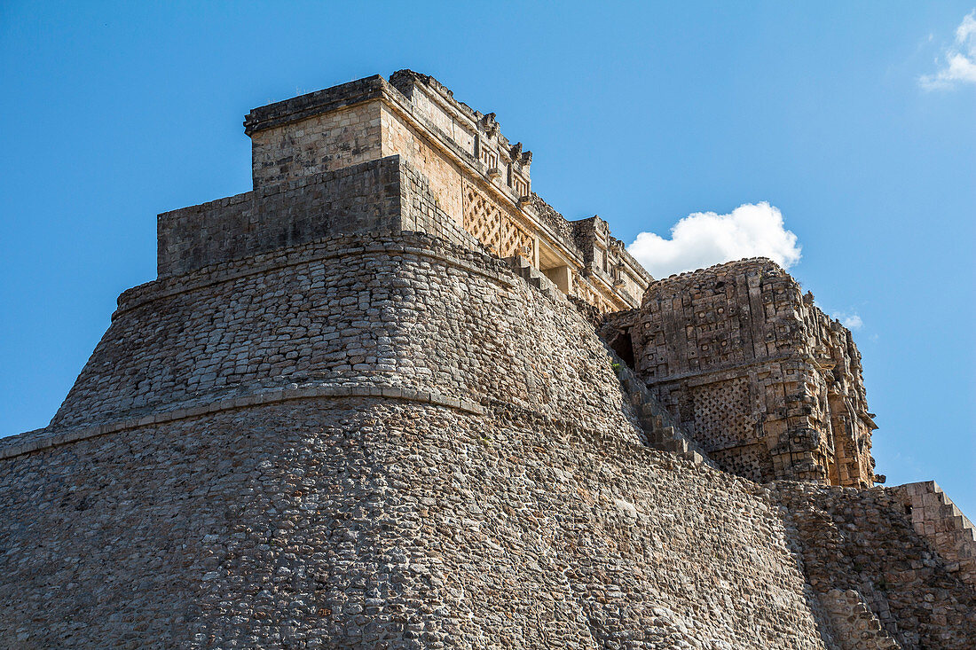 Pyramide des Zauberers in alter Maya Stadt Uxmal, Yucatan, Mexiko