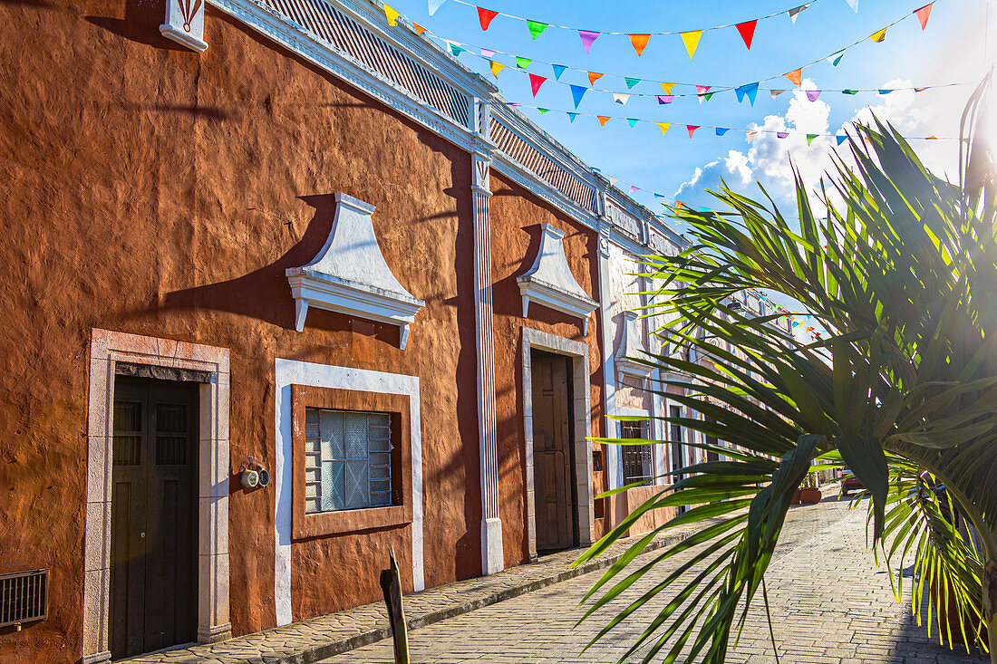 Kolonialstraße mit restaurierten Fassaden "Calle de los Frailes", Valladolid, Yucatan Halbinsel, Mexiko
