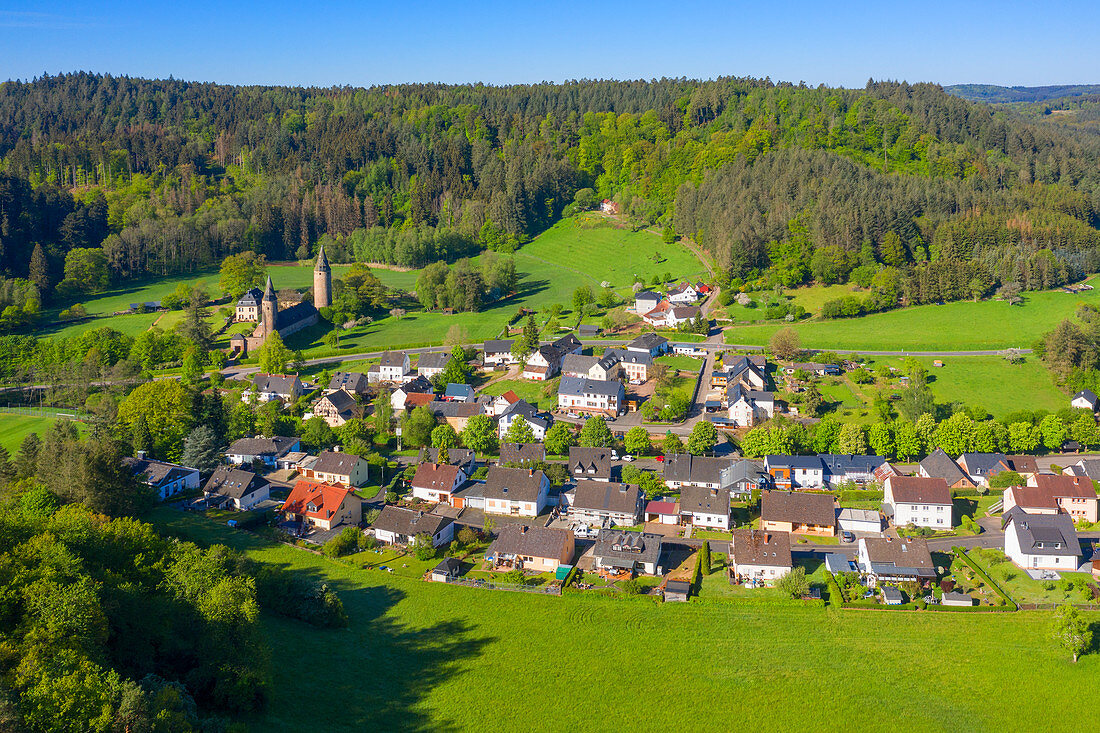 Luftaufnahme von Bruch mit Burg bei Wittlich, Eifel Rheinland-Pfalz, Deutschland