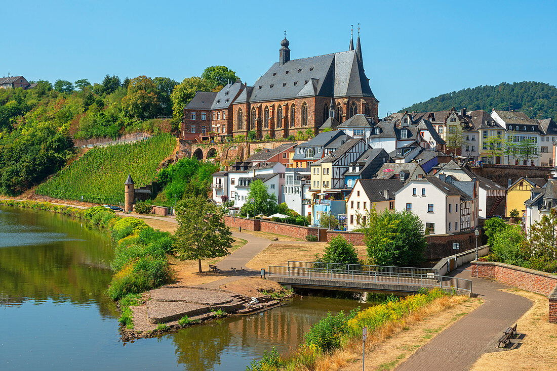 View of Saarburg with Laurentiuskirche and Leuk estuary, Hunsrück, Rhineland-Palatinate, Germany