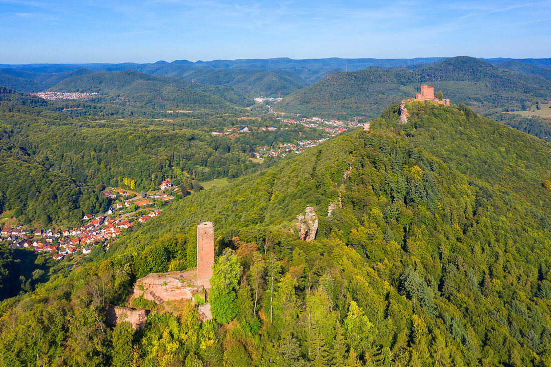 Luftaufnahme der Burgruine Scharfenberg und der Burg Trifels bei Annweiler, Wasgau, Pfälzer Wald, Rheinland-Pfalz, Deutschland