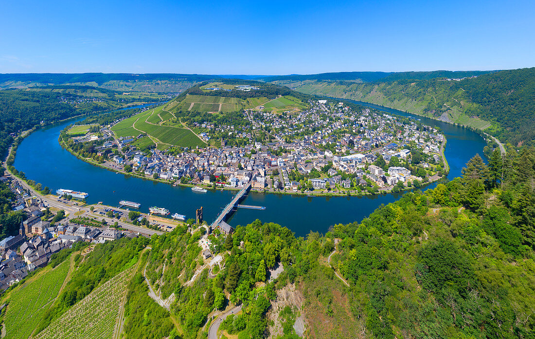 Aerial view of the Moselle loop at Traben-Trarbach with the ruined castle Grevenburg, Moselle, Rhineland-Palatinate, Germany
