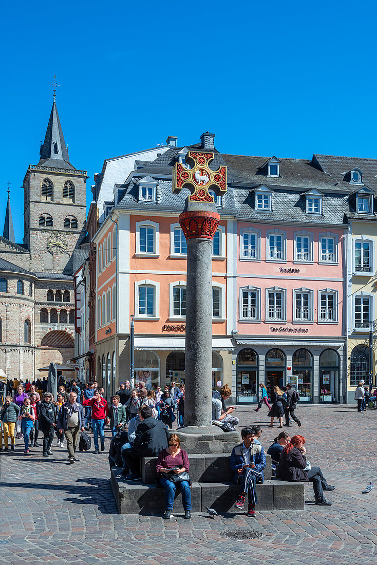 Market cross on the main market with cathedral, Trier, Moselle, Rhineland-Palatinate, Germany