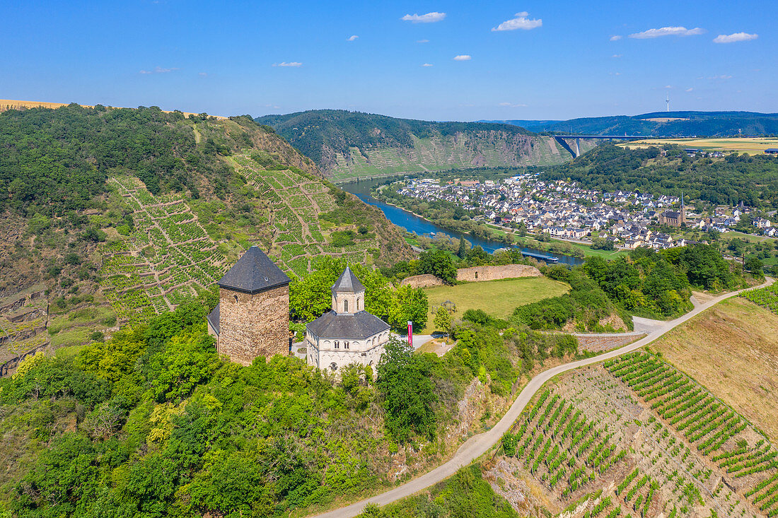 Luftaufnahme der Oberburg mit St. Mathiaskapelle bei Kobern-Gondorf, Mosel, Rheinland-Pfalz, Deutschland