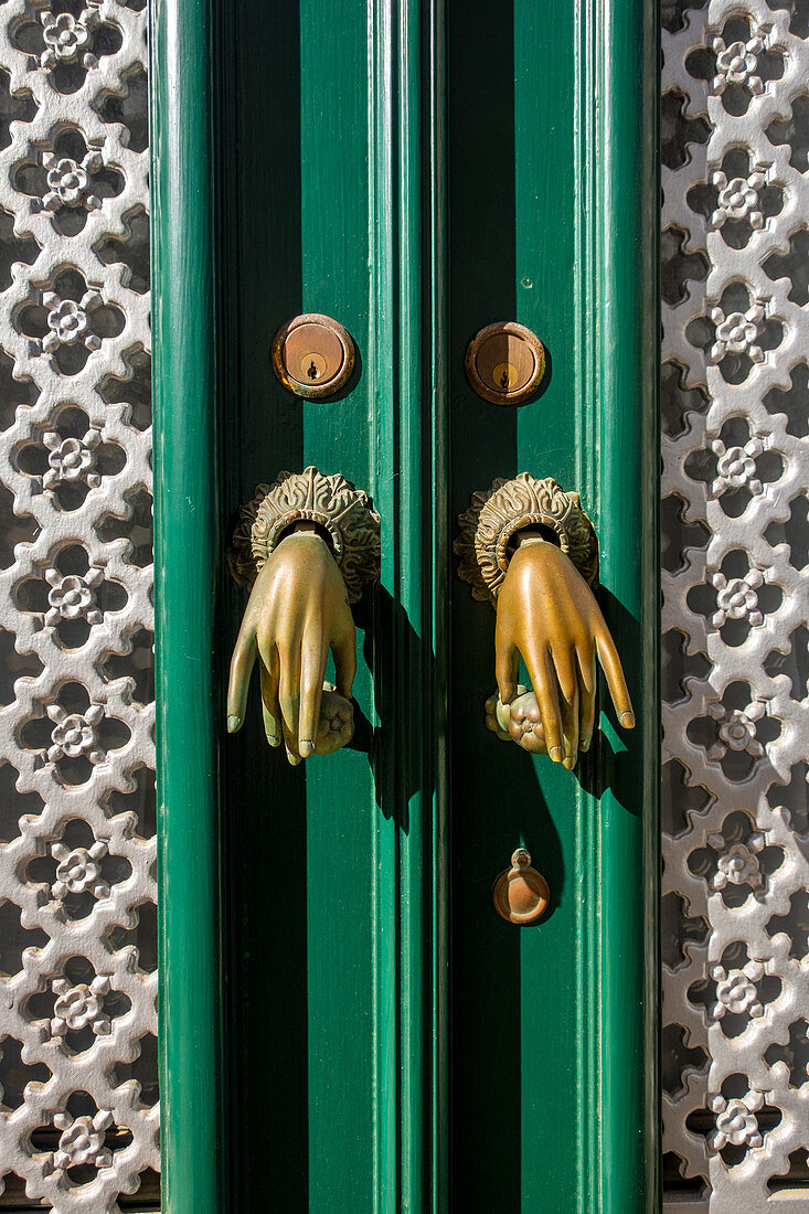 Türklopfer in Form von Händen, Algarve, Portugal