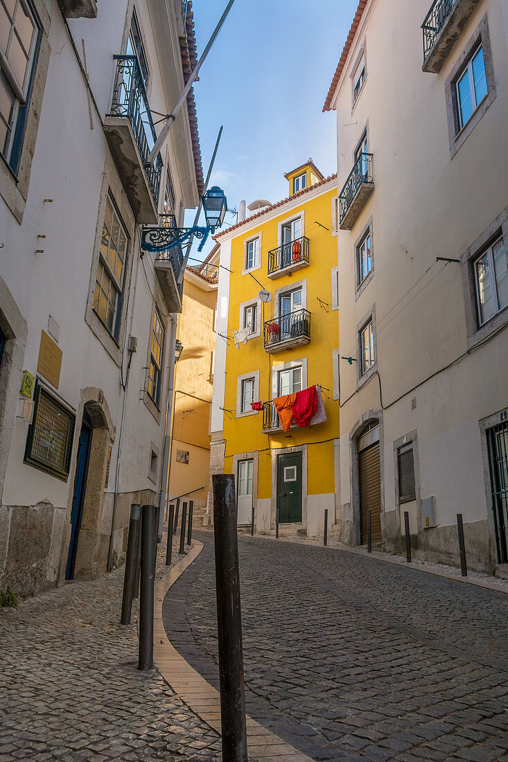Schmale Seitenstraßen von Lissabon, Portugal
