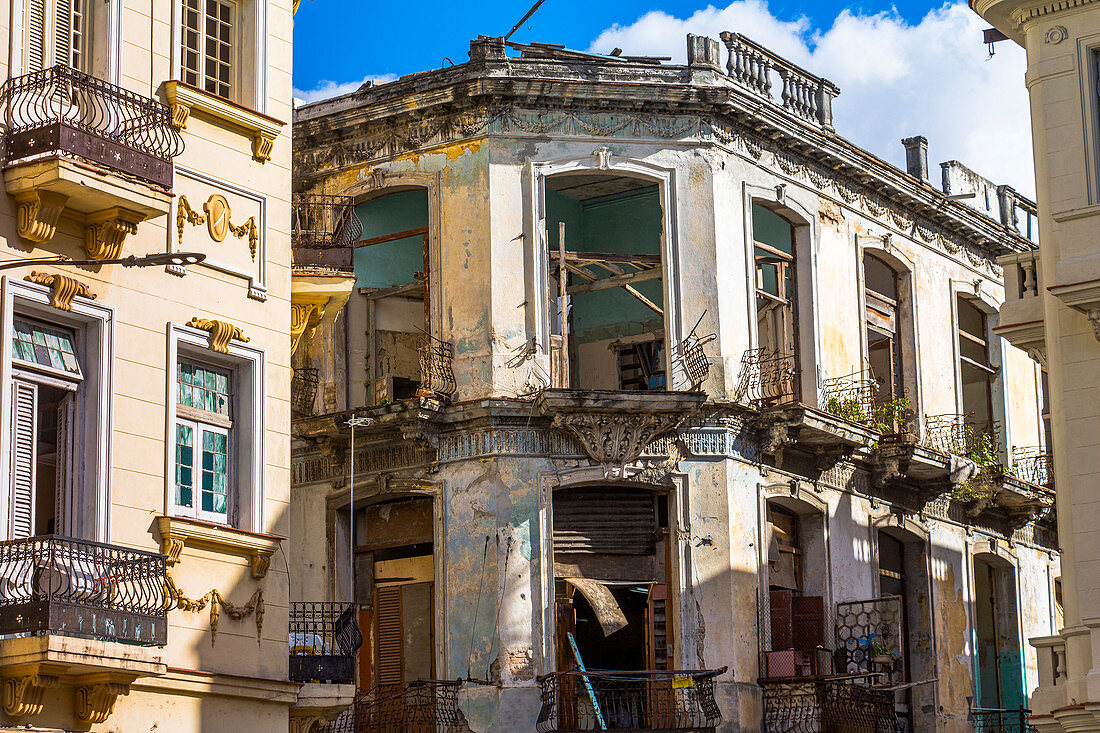 Heruntergekommene Häuser im Kolonialstil, Altstadt von Havanna, Kuba