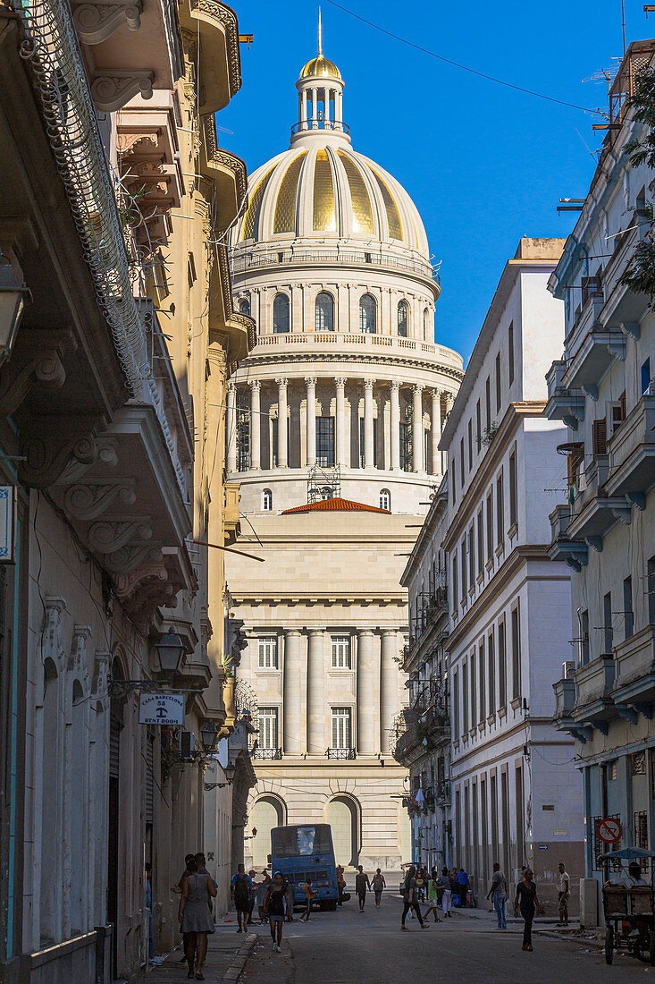 Blick durch kubanische Gasse auf Kapitol, Altstadt von Havanna, Kuba
