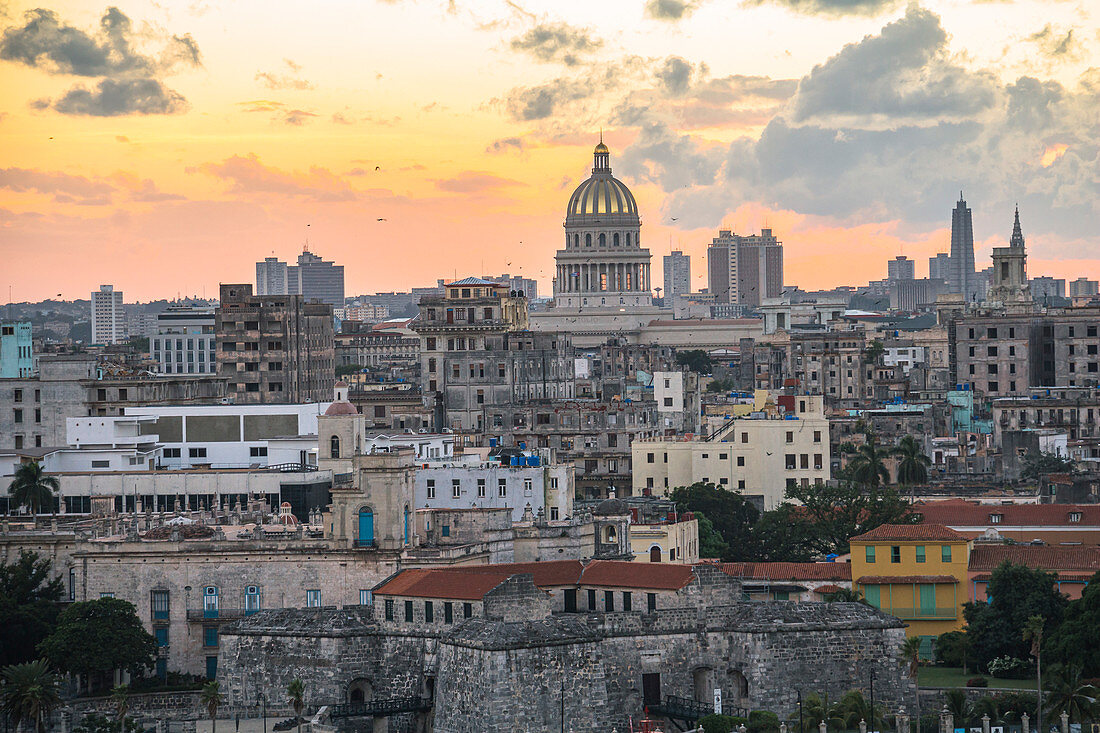 Sicht von "Christ of Havana" Statue auf Altstadt von Havanna bei Sonnenuntergang, Havanna, Kuba
