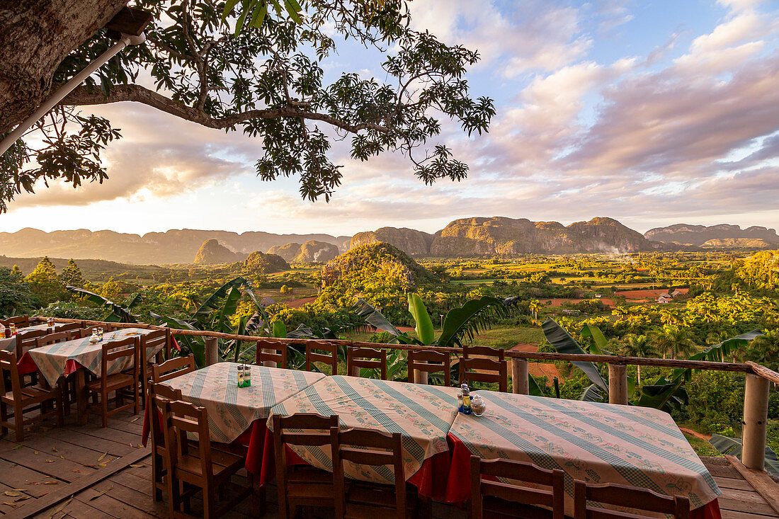 Sicht von Restaurant "Balcon del Valle" auf das Vinales Tal im Abendlicht, Pinar del Rio Provinz, Kuba