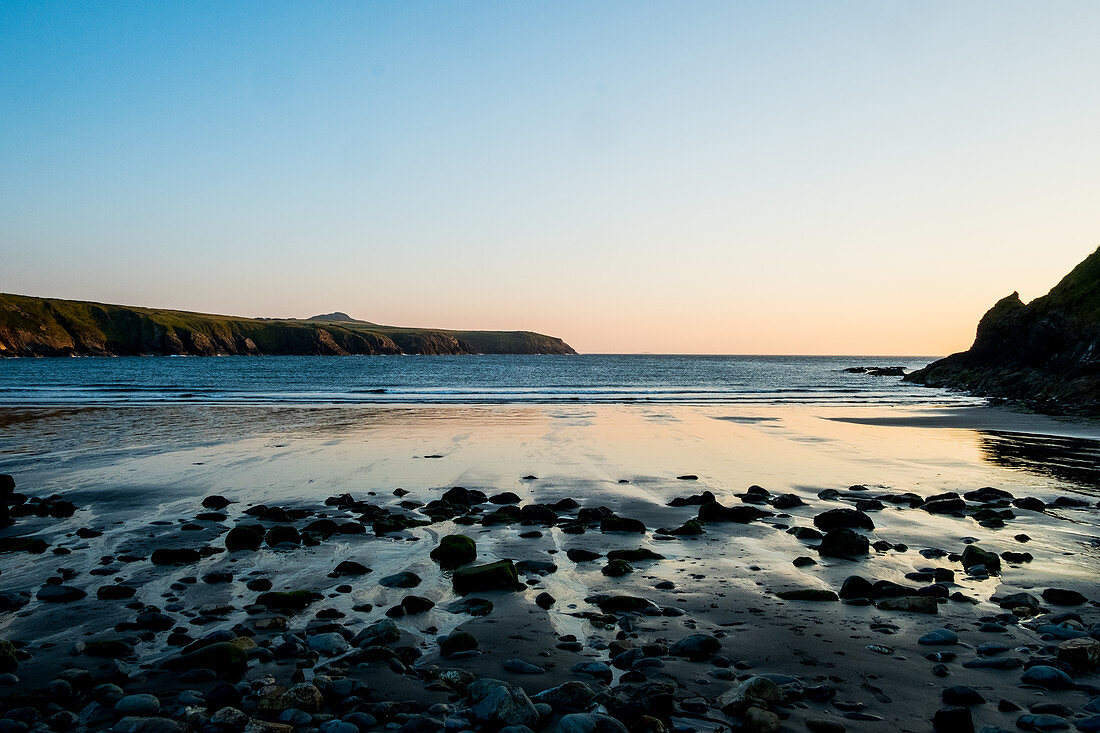 Strand und Klippen an der Küste von Pembrokeshire, Wales, Großbritannien