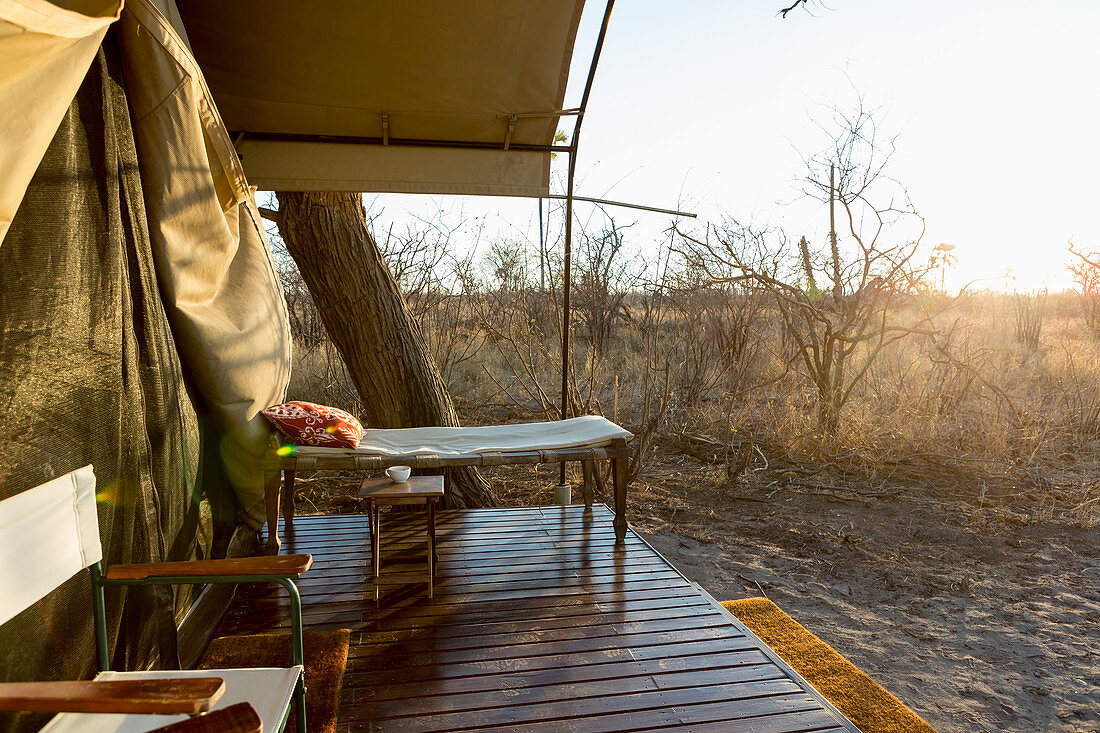 Zeltcamp in der Kalahari-Wüste bei Morgenlicht