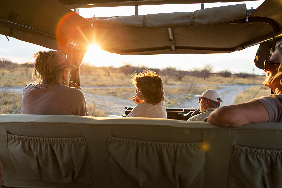 Familie im Safari-Jeep, Kalahari-Wüste, Makgadikgadi-Salzpfannen, Botswana