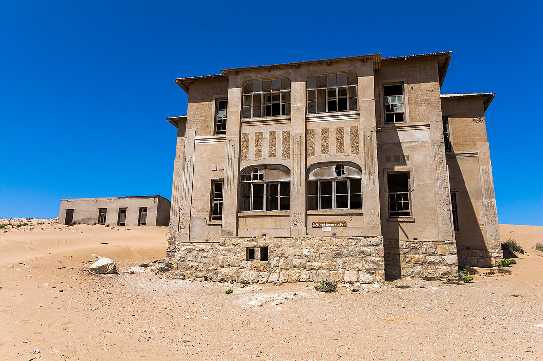 Geisterstadt Kolmannskuppe bei Führung am Mittag, nahe Lüderitz, Namibia