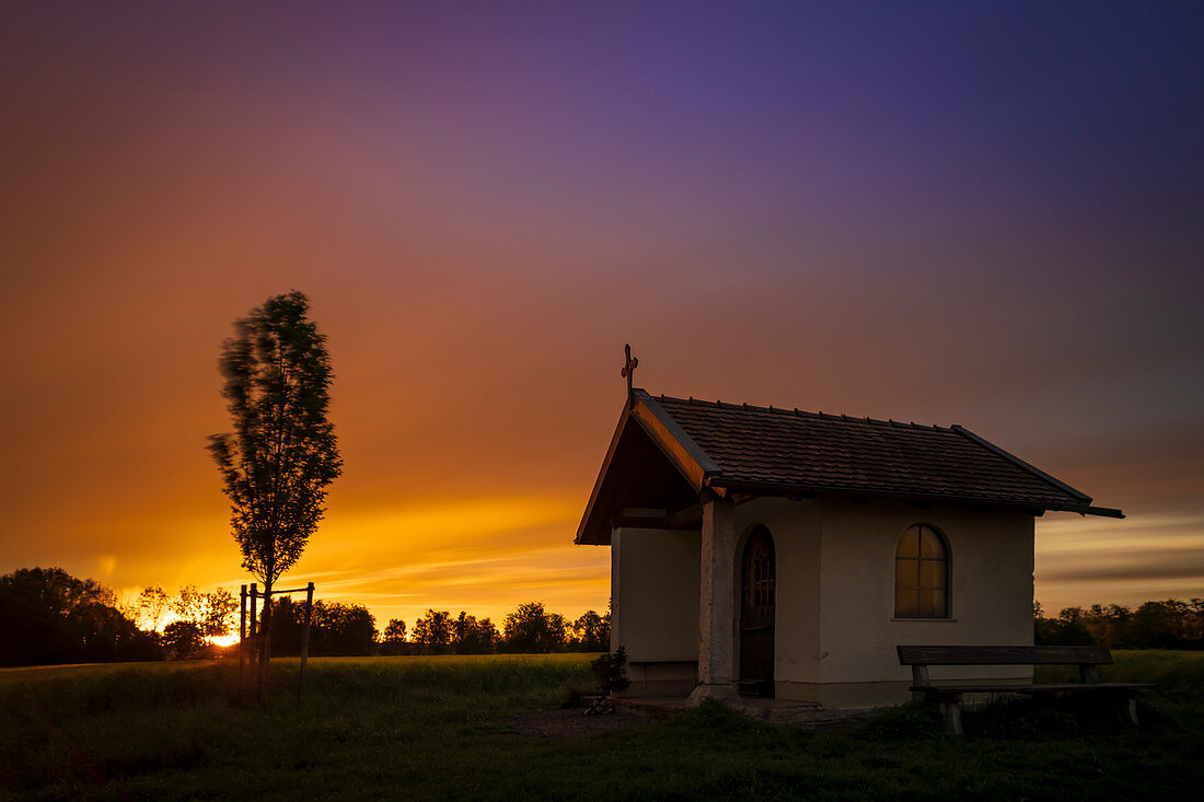 Kleine Kapelle am Wegesrand bei Puchheim in der Abendstimmung, Oberbayern, Bayern, Deutschland, Europa