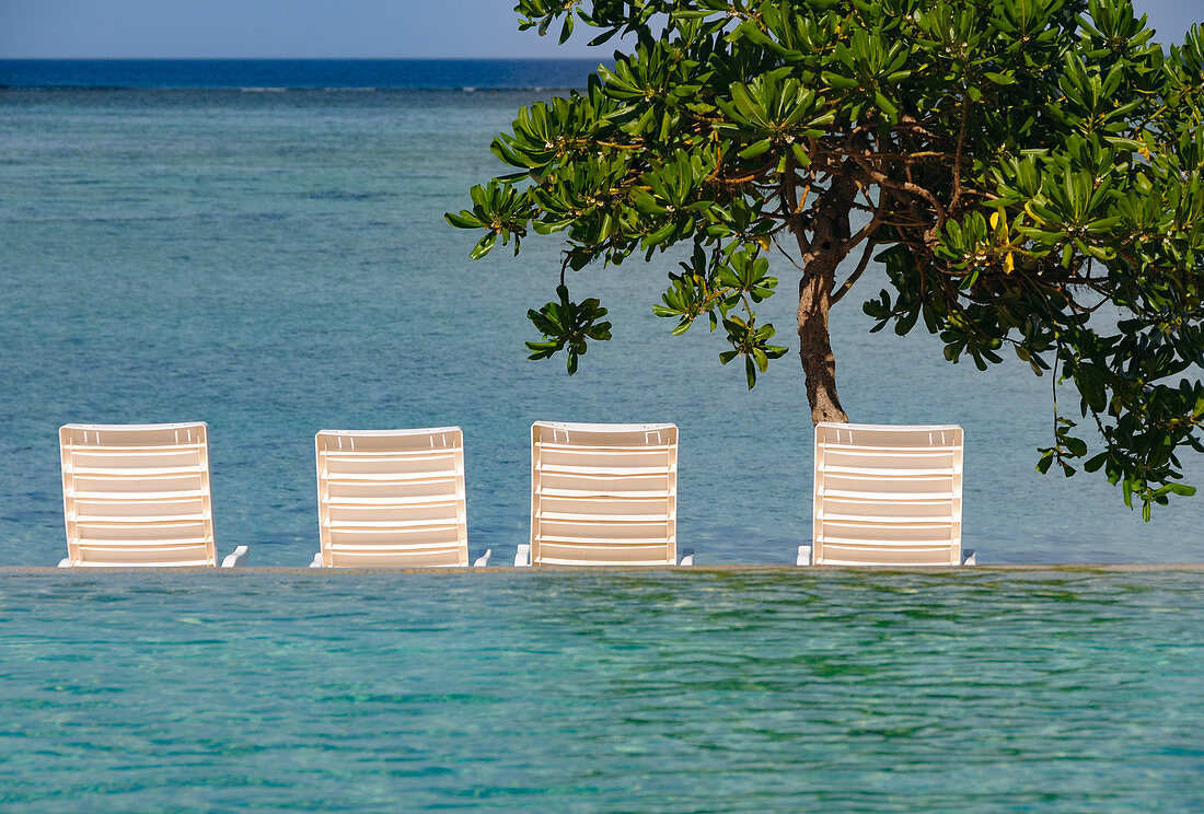 Liegestühle am Pool des Hotel Shangri-La mit Blick auf den Pazifik, Yanuca Island, Fiji