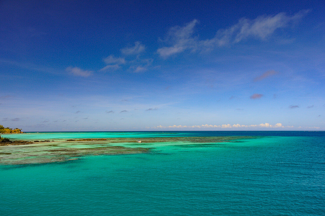 Blue Lagoon mit Blick über das Korallenriff und den weiten Pazifik, Fiji Islands