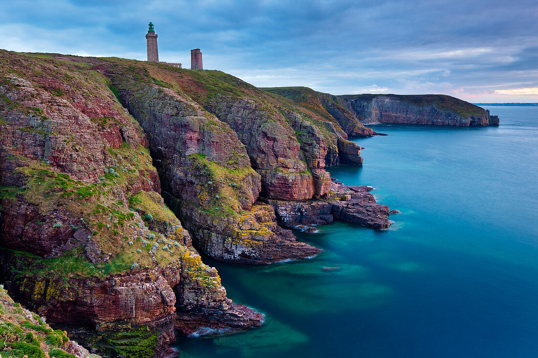 Leuchtturm am Cap Frehel bei Sonnenuntergang, Bretagne, Frankreich