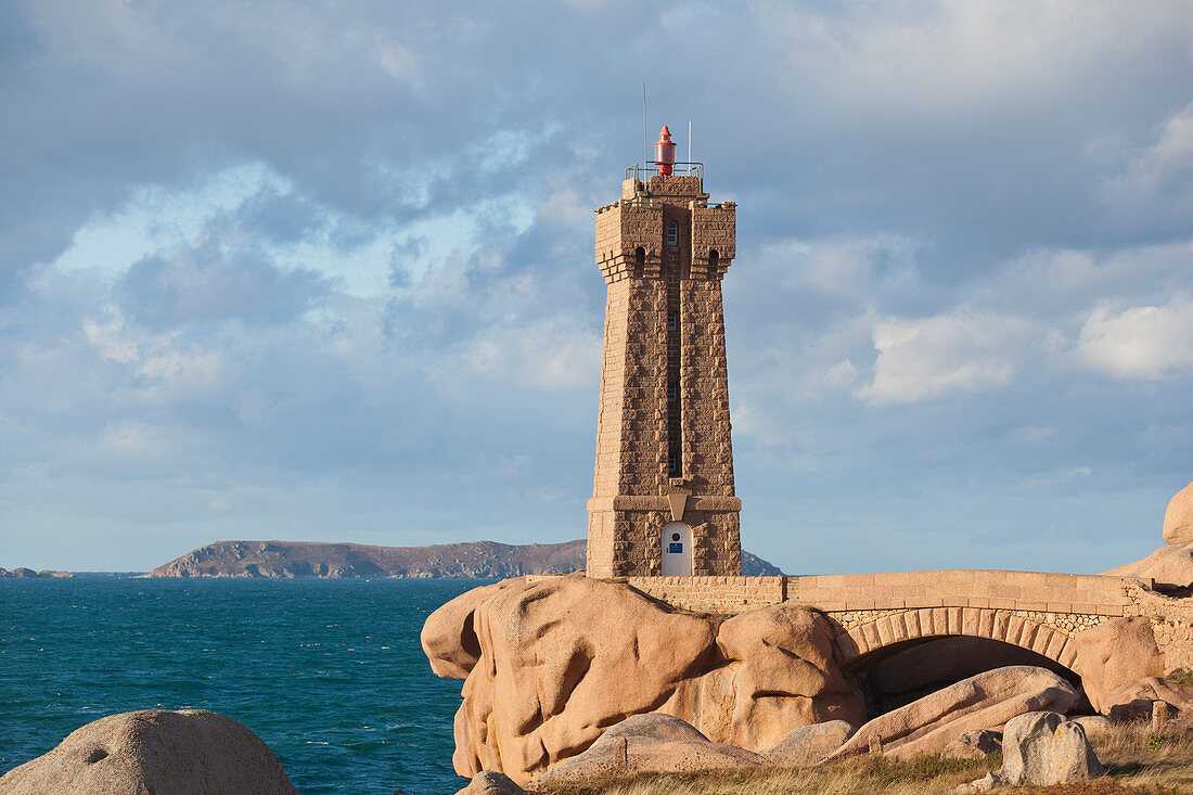 Men Ruz Cote de Granit Rose lighthouse