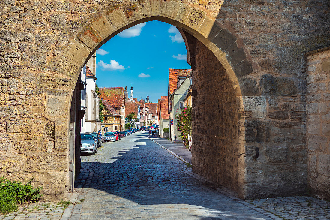 Spitaltor und Spitalgasse in Rothenburg ob der Tauber, Bayern, Deutschland