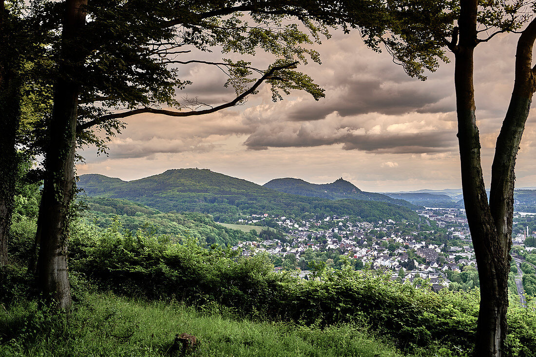 Blick von der Aussichtsplattform "Oberkasseler Mensch" über das Rheintal auf das Siebengebirge mit Petersberg und Drachenfels, Nordrhein-Westfalen, Deutschland