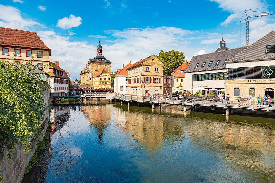 Regnitz-Ufer mit Sicht auf Altes Rathaus in Altstadt von Bamberg, Bayern, Deutschland