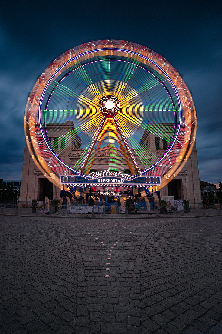 Blick auf das Riesenrad am Königsplatz bei Nacht, München, Bayern, Deutschland, Europa