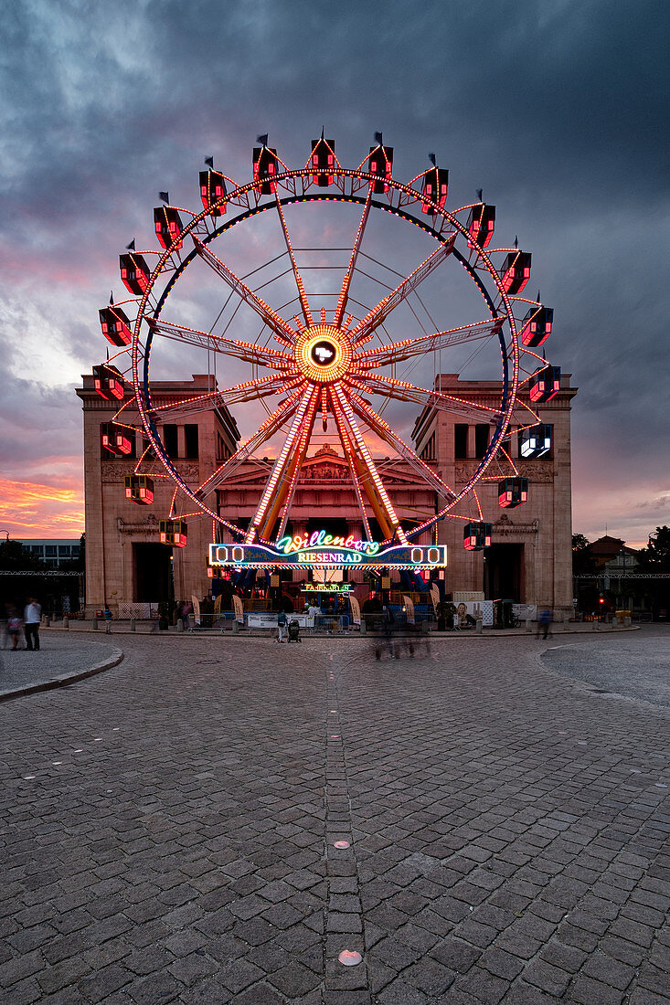 Blick auf das Riesenrad am Königsplatz bei Sonnenuntergang, München, Bayern, Deutschland, Europa