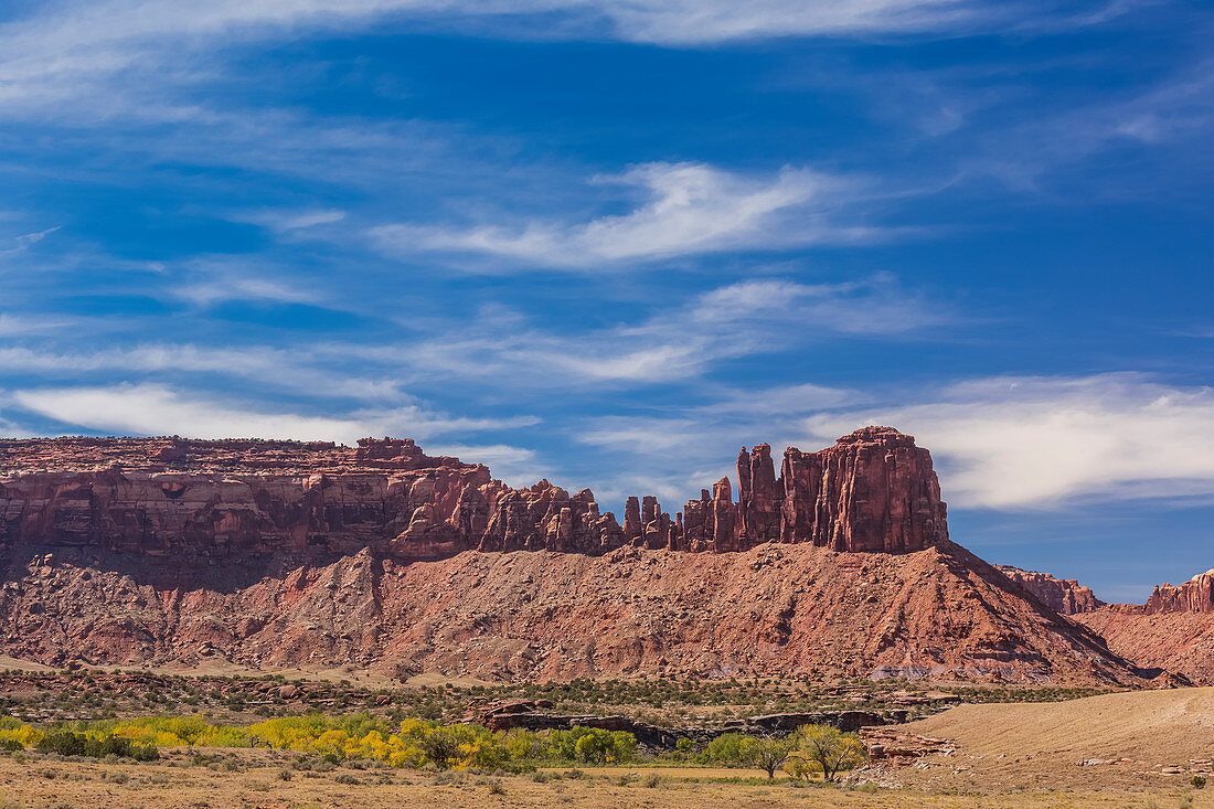 Rote Sandstein-Mesa direkt aus dem Wilden Westen im Indian Creek National Monument, früher Teil des Bears Ears National Monument, Süd-Utah, USA