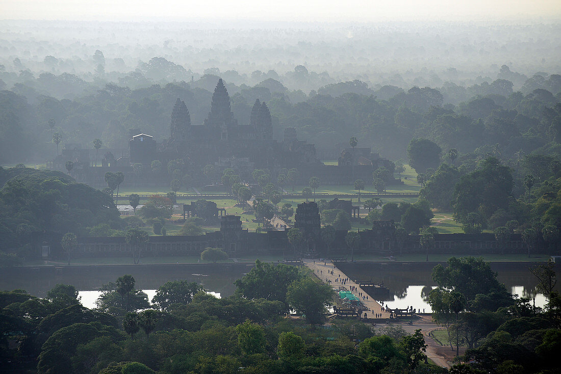 Kambodscha, Siem Raep, Angkor Wat Tempel am frühen Morgen