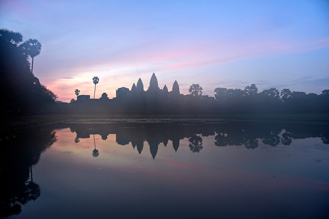 Kambodscha, Siem Raep, Angkor Wat Tempel bei Sonnenaufgang