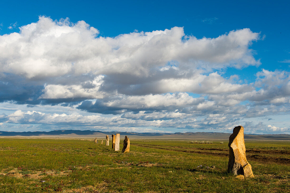 Der Ongot-Komplex, ein türkisches Denkmalensemble aus menschenförmigen Steinen und zahlreichen Gräbern aus dem 6. bis 8. Jahrhundert n. Chr., Hustain Nuruu-Nationalpark in der Mongolei