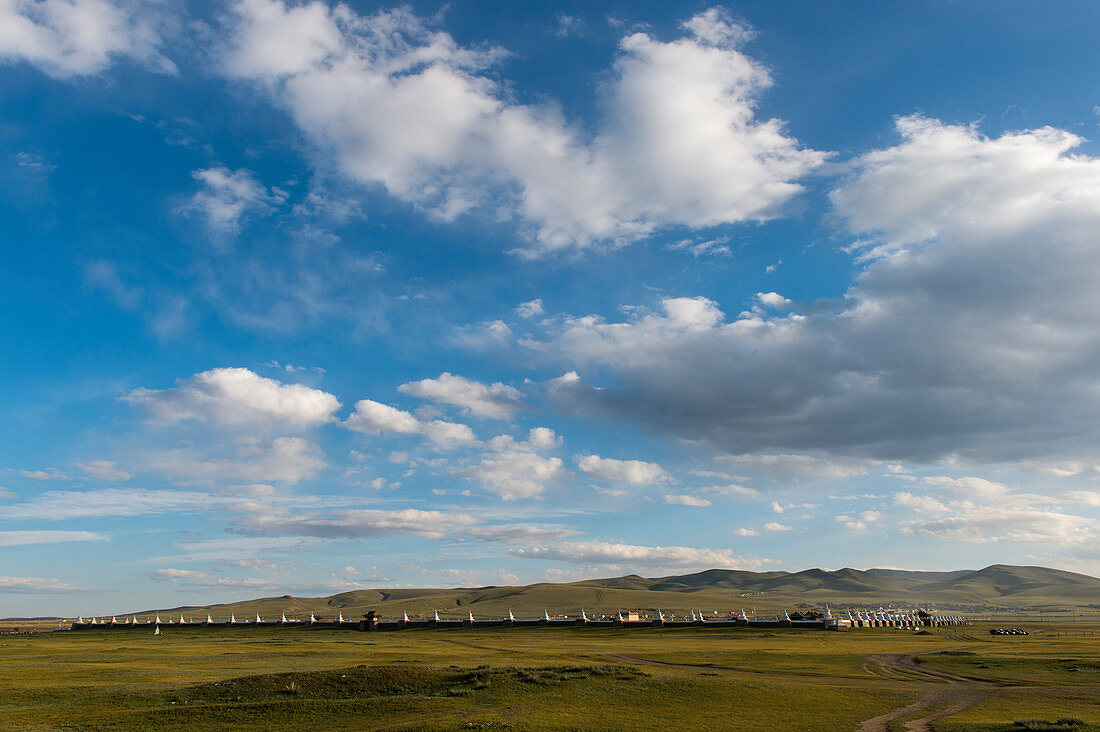 Blick von der Steinschildkröte vor dem Kloster Erdene Dsuu (UNESCO-Weltkulturerbe) in Kharakhorum (Karakorum), Mongolei