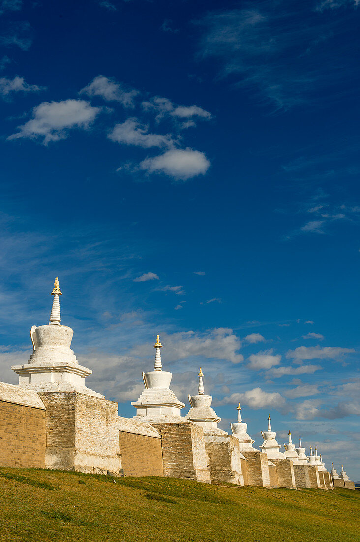 Eine Mauer mit Stupas umgibt das Kloster Erdene Dsuu in Kharakhorum (Karakorum), UNESCO-Weltkulturerbe, Mongolei