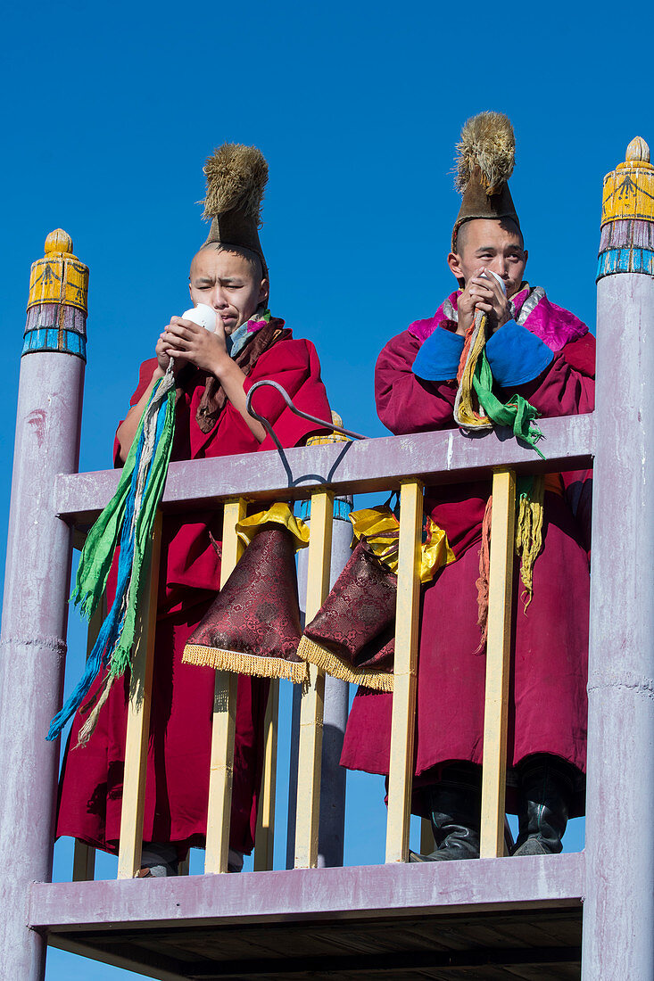 Junge Mönche blasen in Muschelschale, um die Mönche zum Gebet im Shankh-Kloster in der Zentralmongolei zu rufen, etwa 25 Kilometer südöstlich von Kharakhorum (Karakorum), eines der ältesten und historisch bedeutendsten Klöster der Mongolei, ursprünglich 1647 gegründet