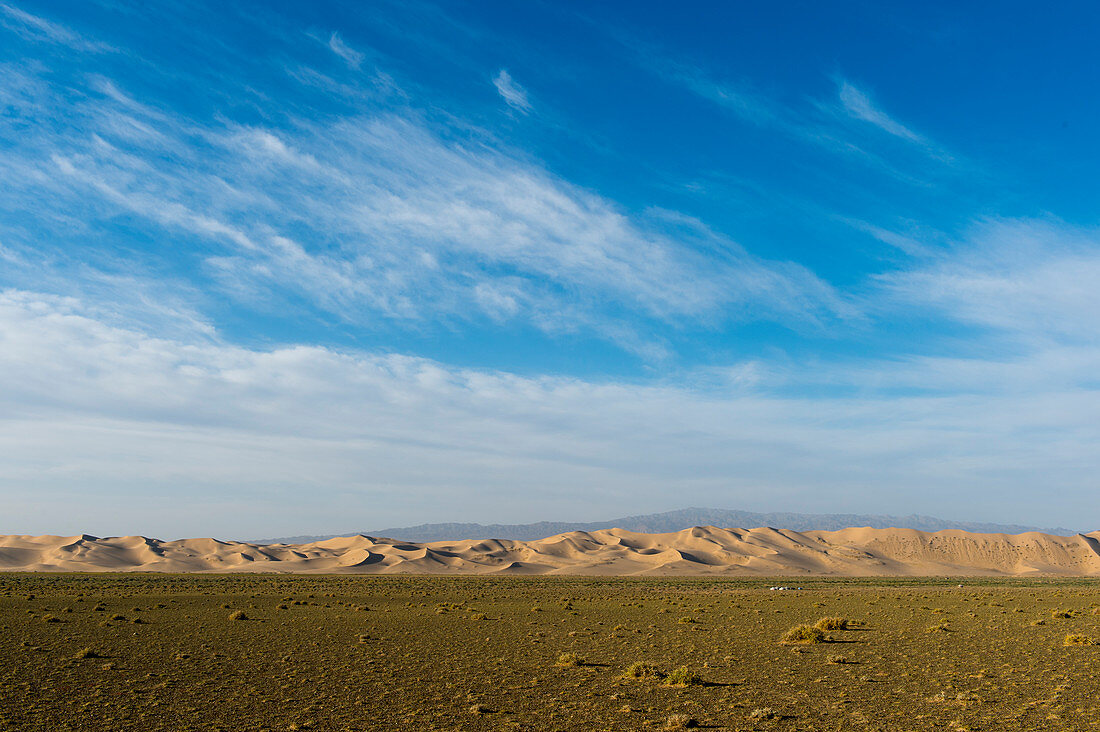 Ein Hirtenlager vor den Sanddünen von Hongoryn Els in der Wüste Gobi in der Südmongolei