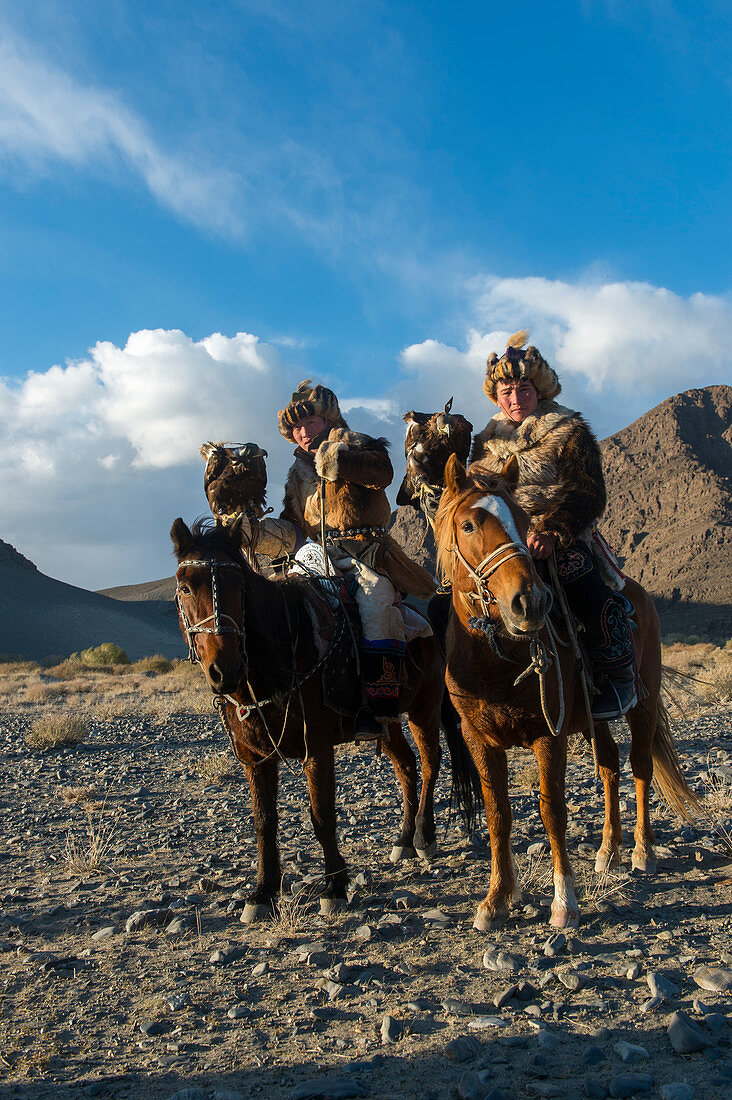 Zwei kasachische Adlerjäger im Altai-Gebirge auf dem Weg zum jährlichen Golden Eagle Festival (Adlerjägerfest) in der Nähe der Stadt Ulgii (Ölgii) in der Provinz Bajan-Ölgii in der Westmongolei