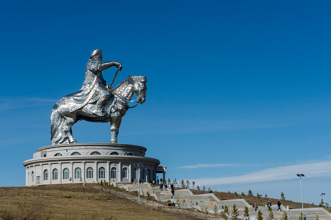 Die Dschingis-Khan-Reiterstatue ist 30 Meter hoch und Teil des Dschingis-Khan-Statuenkomplexes am Ufer des Tuul-Flusses in Tsonjin Boldog, 33 Meilen östlich von Ulaanbaatar in der Mongolei