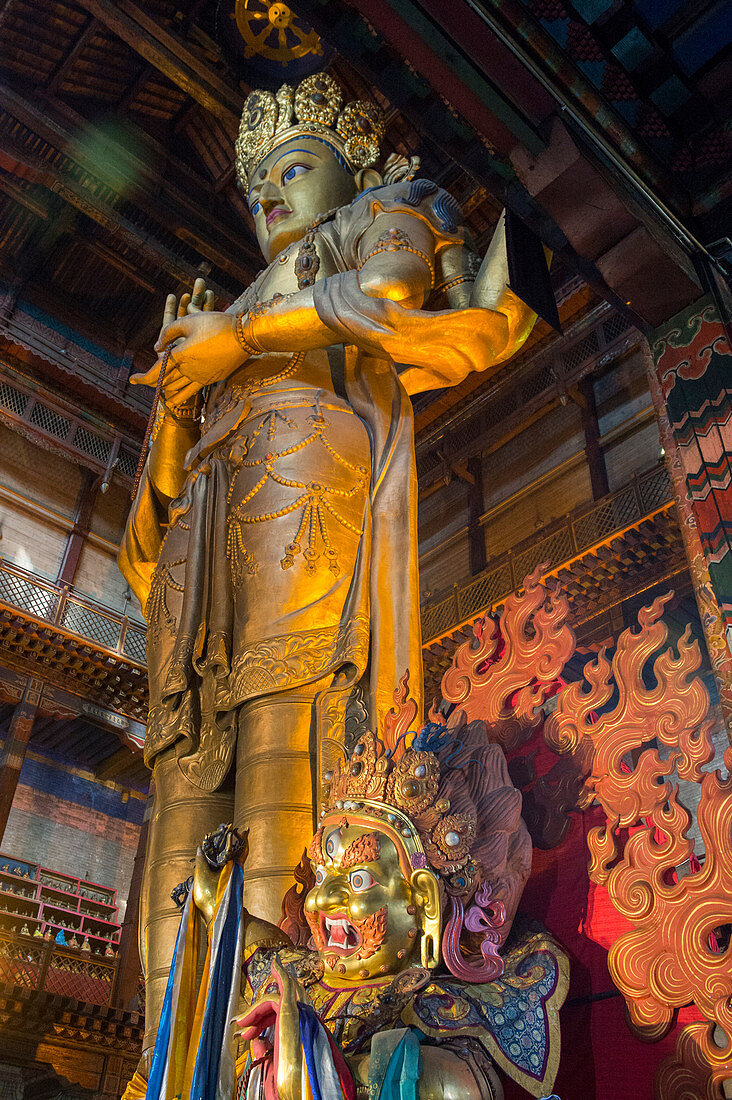 Statue von Avalokitesvara im Tempel des Bodhisattva Avalokiteshvara im Gandan-Kloster in Ulaanbaatar, Mongolei, mit 26,5 Metern Höhe die höchste Innenstatue der Welt